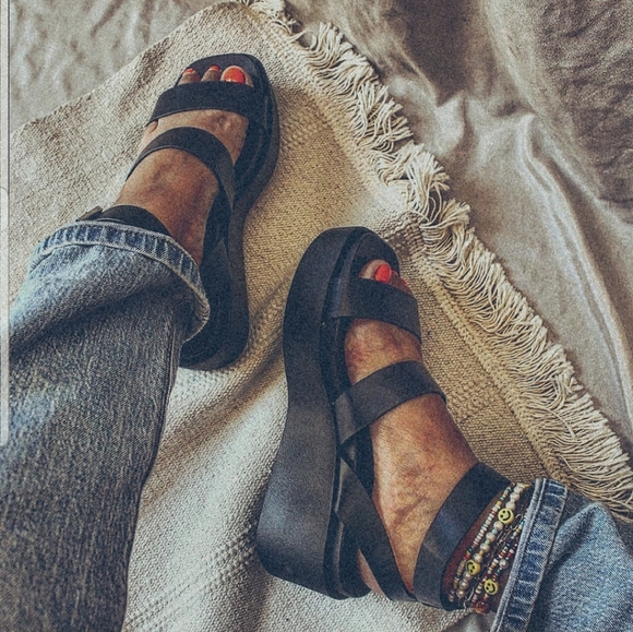 🚨LOW STOCK ALERT🚨// Black Strappy Chunky platform Sandal - Picture 3 of 5